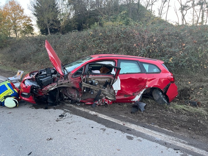 POL-PDNW: Verkehrsunfall mit 3 schwerletzten Personen