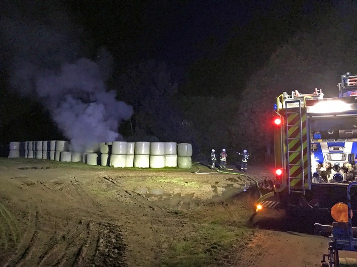 POL-ME: Silage-Ballen auf einem Feld in Brand gesetzt - Mettmann / Wülfrath - 2110083