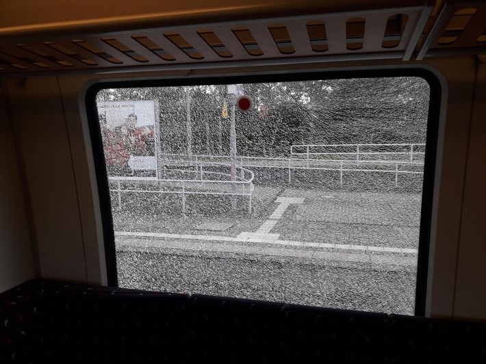 BPOLI MD: Zersplitterte Zugscheibe - Bisher unbekannte Täter werfen Stein auf Regionalbahn