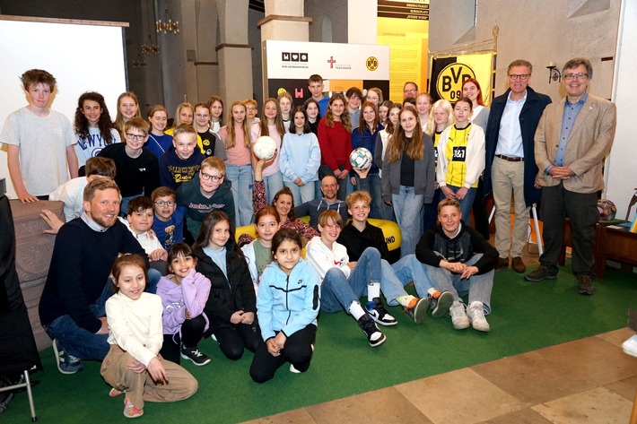 Schülerinnen und Schüler präsentieren Kunst zur EM in der BVB-Gründerkirche - Projekt von Mallinckrodt-Gymnasium und Oesterholz-Grundschule