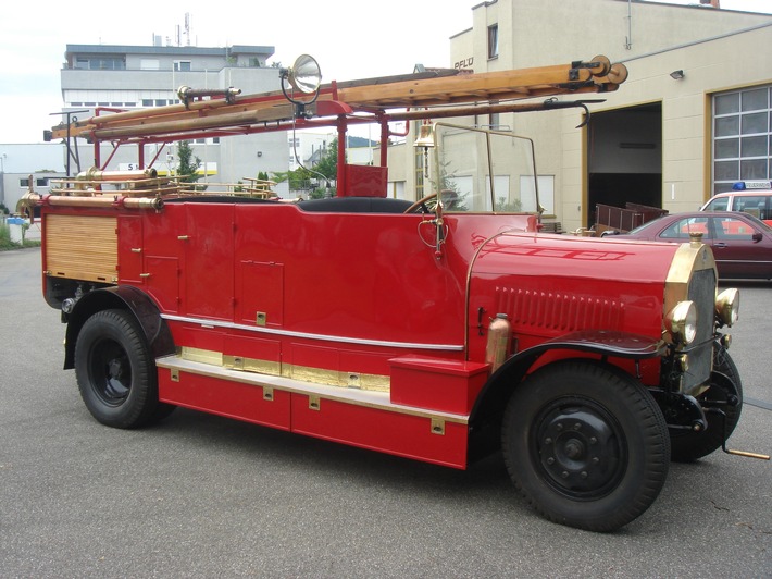 FWV BW: 13. Landesfeuerwehrtag Baden-Württemberg mit der Oldtimer-Rundfahrt "Nostalgie in Rot" gestartet