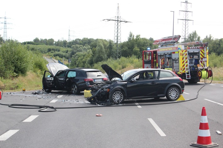 POL-ME: Hoher Sachschaden nach Verkehrsunfall - Mettmann - 2207086