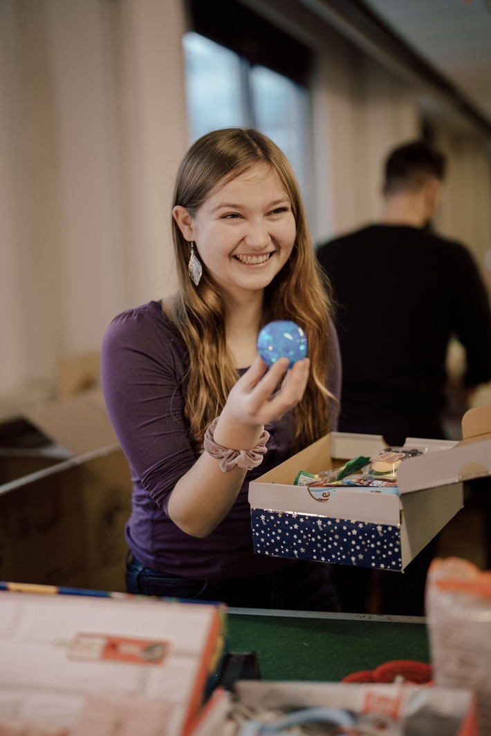 In Berlin-Lankwitz werden schon Weihnachtspäckchen gepackt / Freiwillige für die Weihnachtswerkstatt gesucht