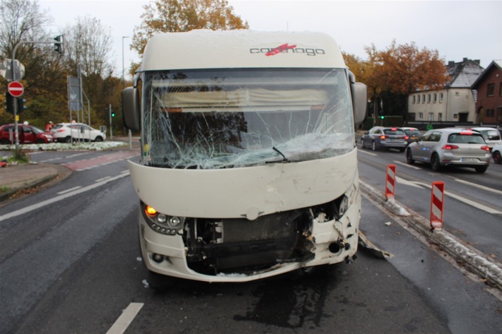 POL-AC: Unfall mit mehreren Fahrzeugen auf dem Pariser Ring