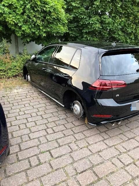 POL-WOB: Zwei schwarze VW Golf aufgebockt und Räder entwendet - Schaden 8.000 Euro