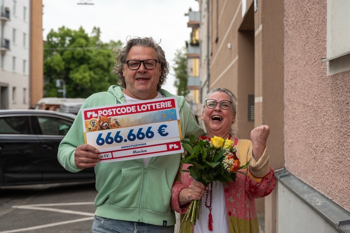 Postcode-Gewinner Armin und Ehefrau Petra freuen sich über den 666.666-Euro-Scheck. / Weiterer Text über ots und www.presseportal.de/nr/41583 / Die Verwendung dieses Bildes für redaktionelle Zwecke ist unter Beachtung aller mitgeteilten Nutzungsbedingungen zulässig und dann auch honorarfrei. Veröffentlichung ausschließlich mit Bildrechte-Hinweis.