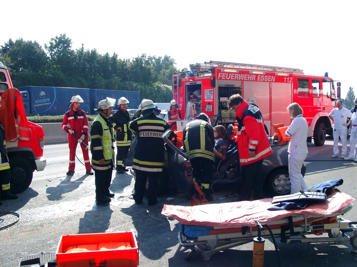 FW-E: Feuerwehr rettete auf Autobahn eingeklemmte Person aus PKW nach schwerem Verkehrsunfall Essen-Frillendorf, 23.09.05, 14:00 Uhr