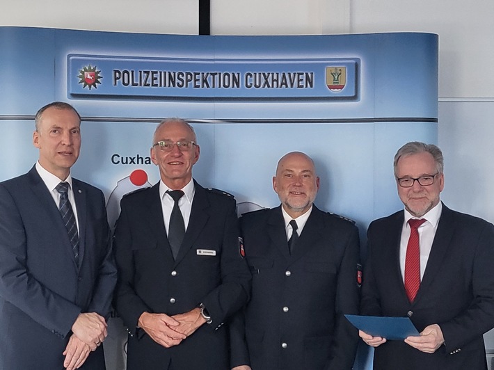 POL-OLD: +++ Neuer Leiter des Einsatzbereichs in der Polizeiinspektion Cuxhaven +++ Polizeidirektor Michael Hasselmann von Polizeipräsident Johann Kühme in Amt eingeführt +++