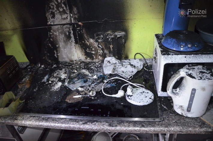POL-PPWP: Wohnhausbrand - Seniorin mit Rauchgasvergiftung ins Krankenhaus