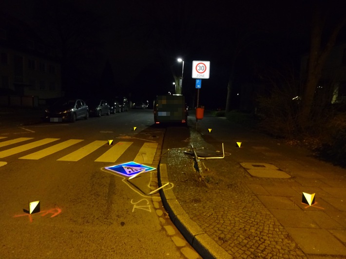 POL-BO: Bochum / Unfallflucht in der Innenstadt: Auto fährt Verkehrszeichen um - Polizei sucht Zeugen!