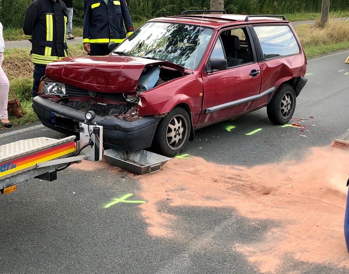 FW Lügde: Feuerwehr beseitigt Betriebsstoffe nach Verkehrsunfall