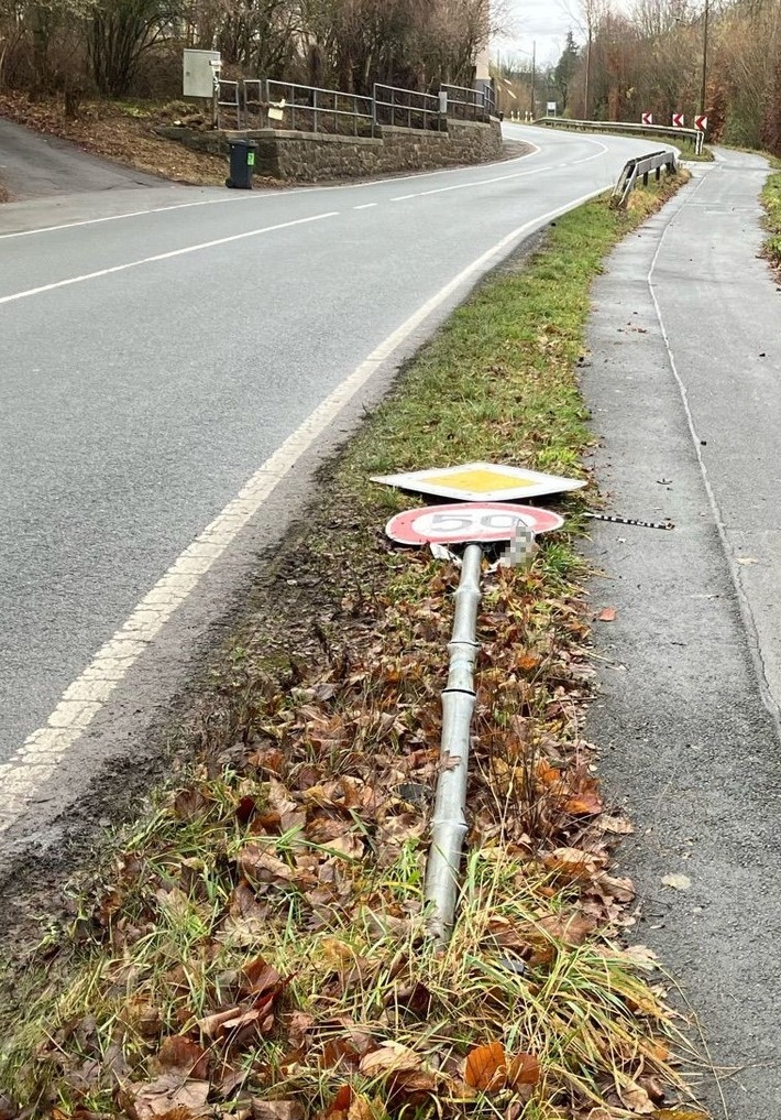 POL-BI: Kennzeichen bleibt an Unfallstelle zurück