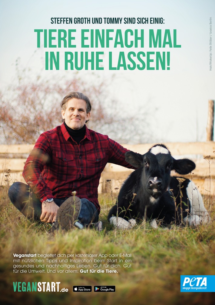 Schauspieler Steffen Groth im Dialog mit einem jungen Rind: neuer PETA-Spot wirbt für veganes Leben