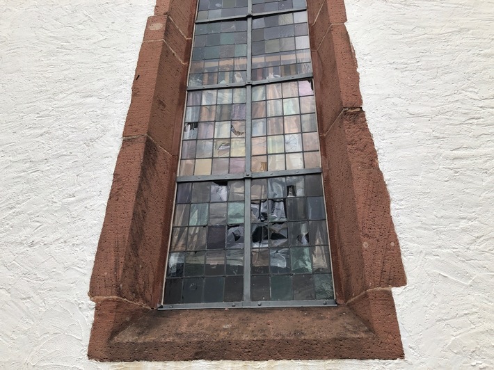 POL-PDLD: Kirchenfenster beschädigt