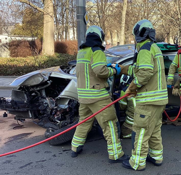 FW Dresden: Verkehrsunfall - Feuerwehr befreit eingeklemmten Fahrer