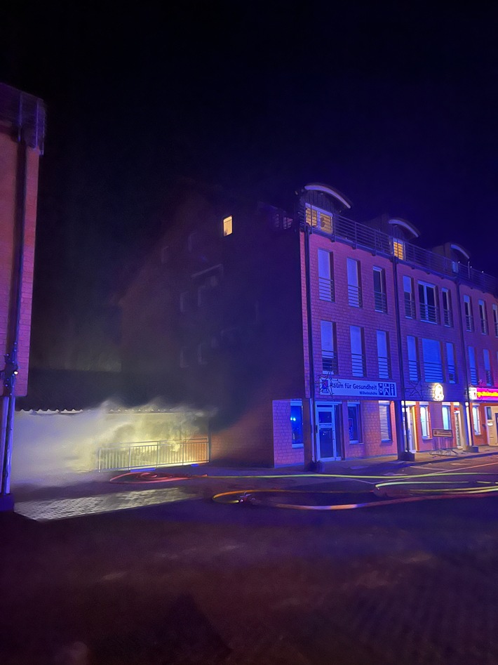 FW Paderborn: Brand mehrerer Müllcontainer direkt am Wohngebäude