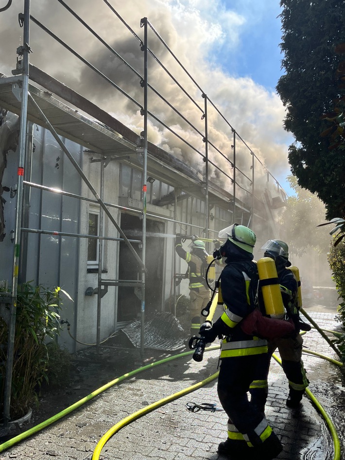 FW-E: Lagerhalle durch Dacharbeiten in Vollbrand - keine Verletzten