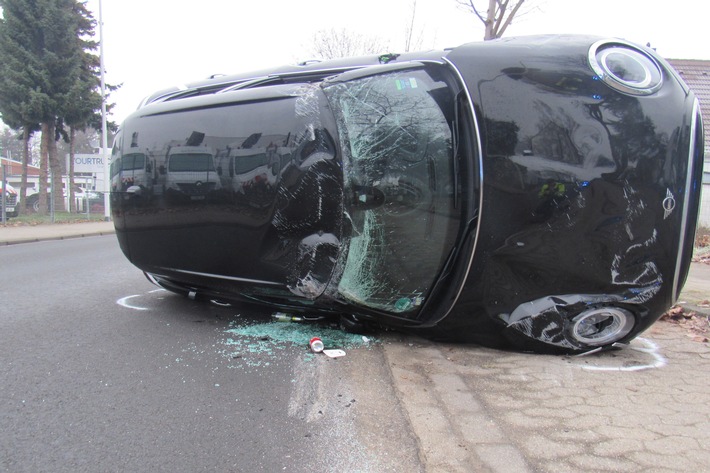 POL-ME: Mini Cooper von der Fahrbahn abgekommen - Hilden - 2301108