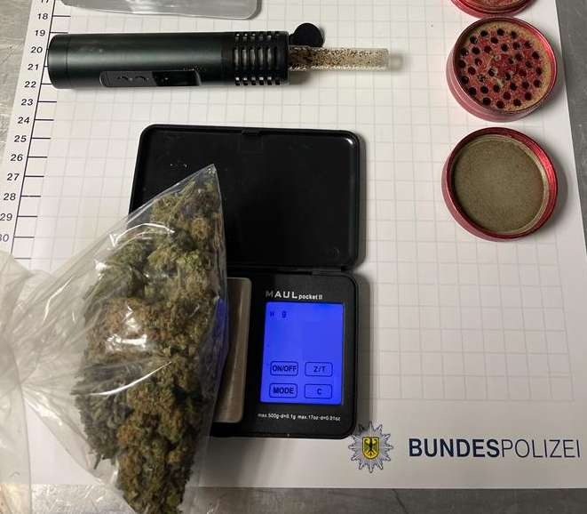 BPOL NRW: 27-Jähriger mit Drogen und Zubehör - Bundespolizei beweist guten Riecher