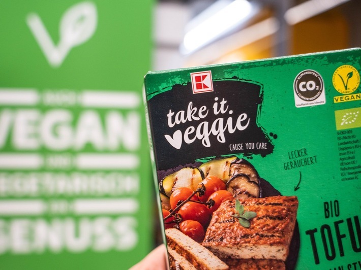 Die Nachfrage nach Artikeln der Eigenmarke K-take it veggie ist kontinuierlich gestiegen, dementsprechend entwickelt Kaufland das Sortiment. Foto: Kaufland / Weiterer Text über ots und www.presseportal.de/nr/111476 / Die Verwendung dieses Bildes für redaktionelle Zwecke ist unter Beachtung aller mitgeteilten Nutzungsbedingungen zulässig und dann auch honorarfrei. Veröffentlichung ausschließlich mit Bildrechte-Hinweis.