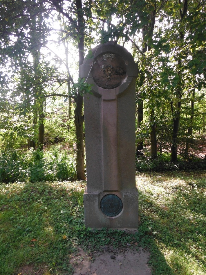 POL-DN: Bronzescheibe aus Denkmal gestohlen