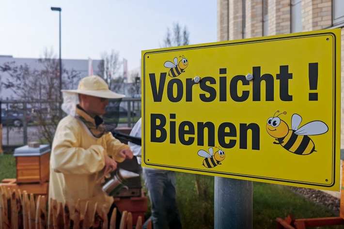 POL-GI: Mittelhessische Polizei unterstützt die Kampagne &quot;bienenfreundliches Hessen&quot; - Blaulichthonig wird auf Gelände in Gießen geerntet