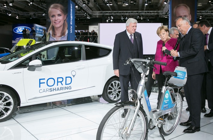 Bundeskanzlerin Merkel auf der IAA bei Ford (FOTO)