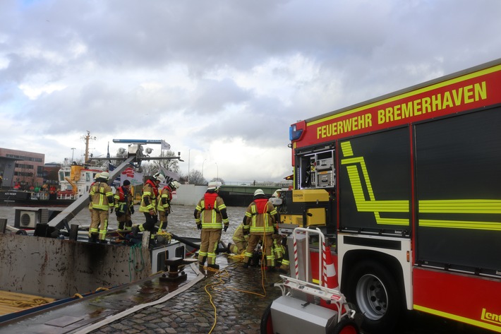 FW Bremerhaven: Schiff droht zu sinken, Feuerwehr Bremerhaven im Einsatz im Geestevorhafen