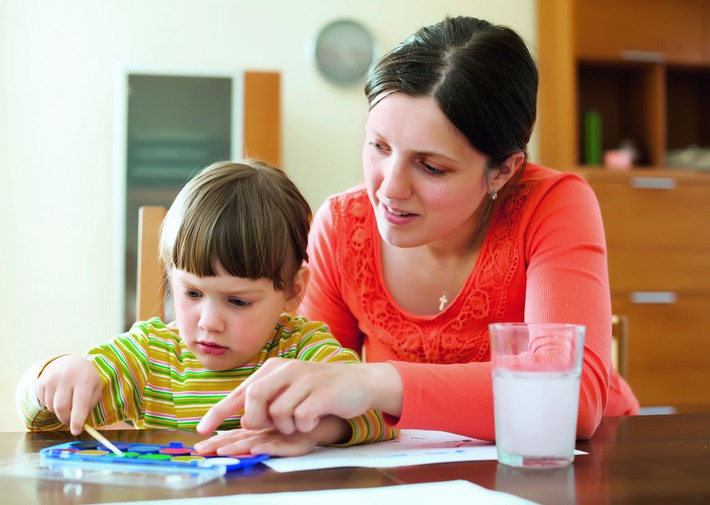Caritas Suisse se penche sur les réalités quotidiennes des familles monoparentales / Garantir les moyens de subsistance et l