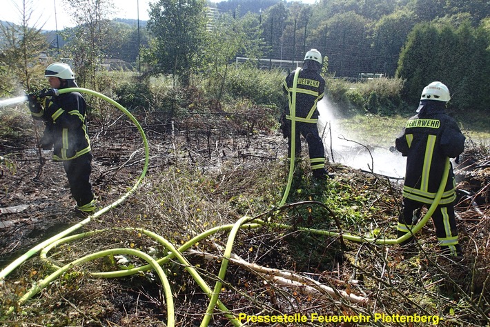 FW-PL: OT-Oestertal. Rund 50 Quadratmeter Grünland brannten. Brand war schnell unter Kontrolle.