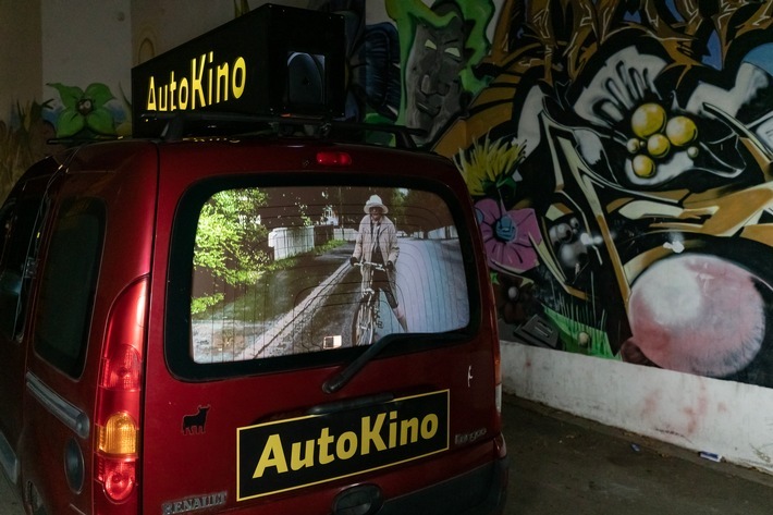 Kollektiv Urban Projection: "Autokino. Abschied ist ein scharfes Schwert" / Weiterer Text über ots und www.presseportal.de/nr/107647 / Die Verwendung dieses Bildes für redaktionelle Zwecke ist unter Beachtung aller mitgeteilten Nutzungsbedingungen zulässig und dann auch honorarfrei. Veröffentlichung ausschließlich mit Bildrechte-Hinweis.