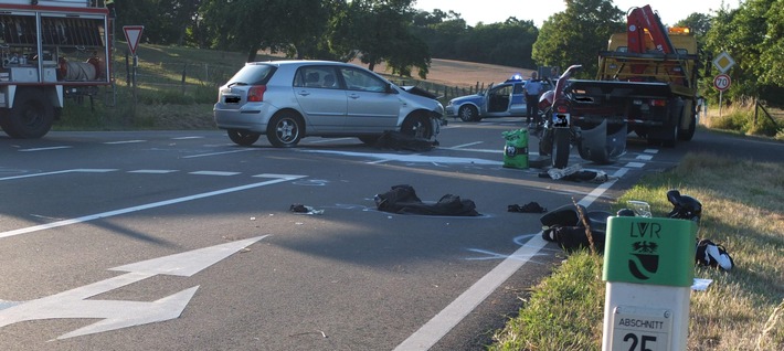 POL-DN: Motorradfahrer und Sozia bei Verkehrsunfall erheblich verletzt