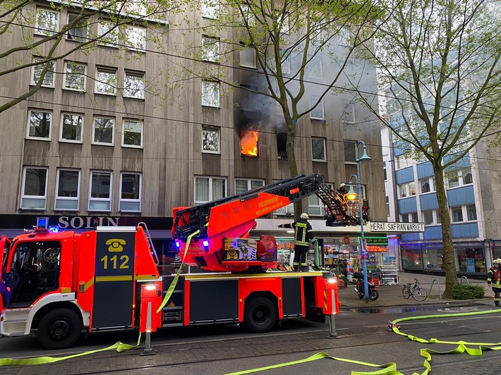 FW-MH: Wohnungsbrand in der Mülheimer Innenstadt. 31 Personen durch Feuerwehr gerettet.