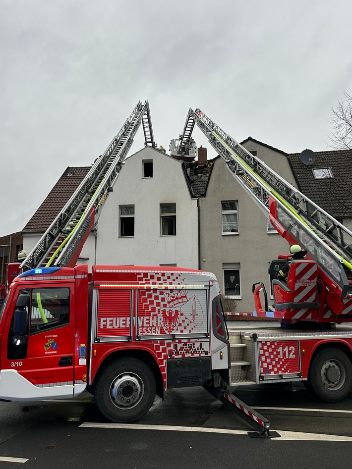 FW-E: Wohnungsbrand in Altenessen-Nord - Bewohner wird über eine Drehleiter gerettet
