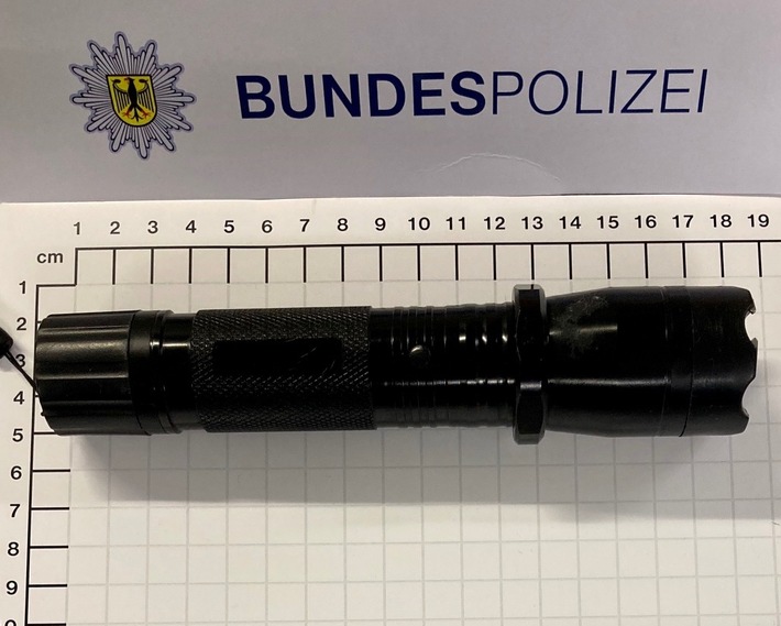 BPOL NRW: Bundespolizei stellt getarnte Waffe sicher