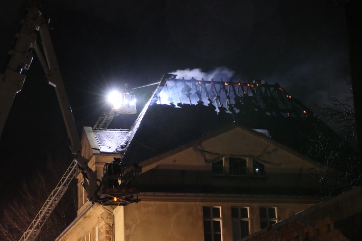 FW-DO: 29.12.2021 - Feuer in Mengede Dachstuhlbrand in altem Amtshaus