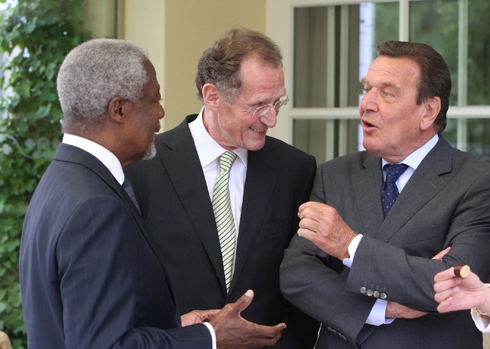 Ehemalige Spitzenpolitiker besorgt über Finanzkrise / Kofi Annan, Gerhard Schröder, Adolf Ogi und Franz Vranitzki diskutieren in Hannover