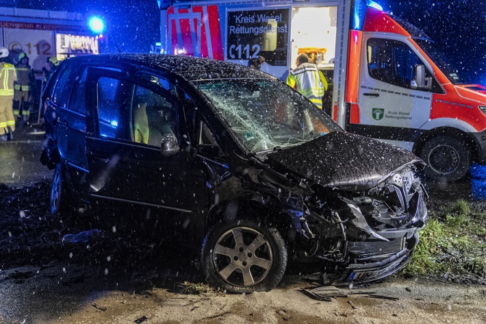 FW Alpen: Fünf Verletzte nach Verkehrsunfall