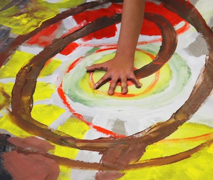 Förderprogramm Kunst.Klasse. unterstützt Schulen in Bayern und Schleswig-Holstein mit über 60.000 Euro / Stiftung Ravensburger Verlag vergibt Preise für 28 Kunstprojekte / Die Stiftung Ravensburger Verlag unterstützt mit Kunst.Klasse. seit über zehn Jahren künstlerisch-ästhetisches Lernen in Bildungseinrichtungen. Das Foto zeigt ein Kunst-Projekt von Schülerinnen und Schülern der Staatlichen Regelschule Robert Bosch Arnstadt. / Weiterer Text über ots und www.presseportal.de/nr/155629 / Die Verwendung dieses Bildes ist für redaktionelle Zwecke unter Beachtung ggf. genannter Nutzungsbedingungen honorarfrei. Veröffentlichung bitte mit Bildrechte-Hinweis.