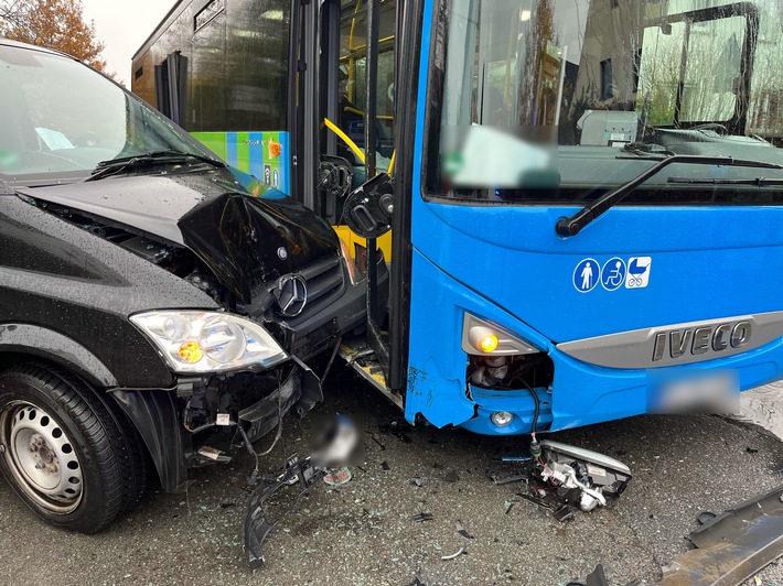 POL-HF: Verkehrsunfall - Vier Personen verletzt