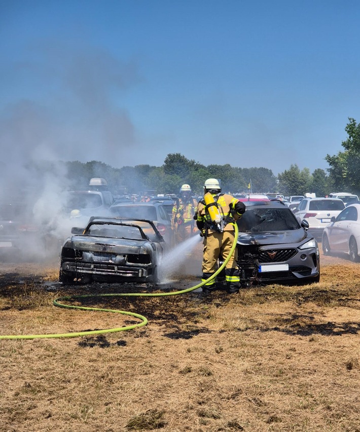 FW Xanten: PKW-Brand auf Parkplatz in Xanten-Wardt