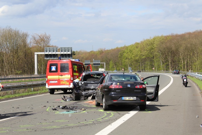 FW-DO: 15.04.2016 - Dortmund-Süd
Schwerer Verkehrsunfall auf der B 54