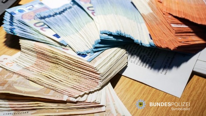 Bundespolizeidirektion München: Ehrliche Finder: In zwei Fällen über 8.700 Euro abgegeben