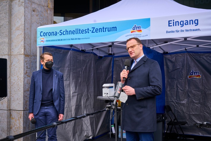 100. dm Corona-Schnelltest-Zentrum eröffnet in Berlin: Bundesgesundheitsminister Jens Spahn informiert sich über das dm-Engagement