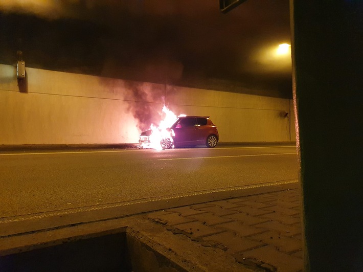 FW Stuttgart: Brand im Kappelbergtunnel - PKW im Vollbrand - Feuerwehr Fellbach löscht den PKW