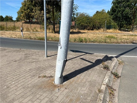 POL-KLE: Weeze - Laternenmast beschädigt: Polizei sucht Zeugen nach Verkehrsunfallflucht