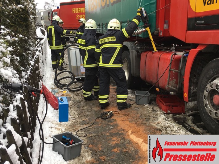FW-PL: OT-Mühlhoff. Dieseltank an LKW nach Verkehrsunfall beschädigt. L561 zwischen Plettenberg und Herscheid voll gesperrt.