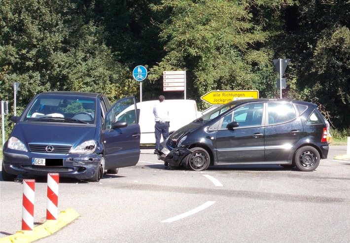 POL-PDLD: Verkehrsunfall mit vier Verletzten