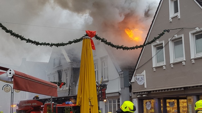 RKiSH: Großfeuer in Heider Innenstadt / Acht Verletzte / Diverse Rettungskräfte vor Ort