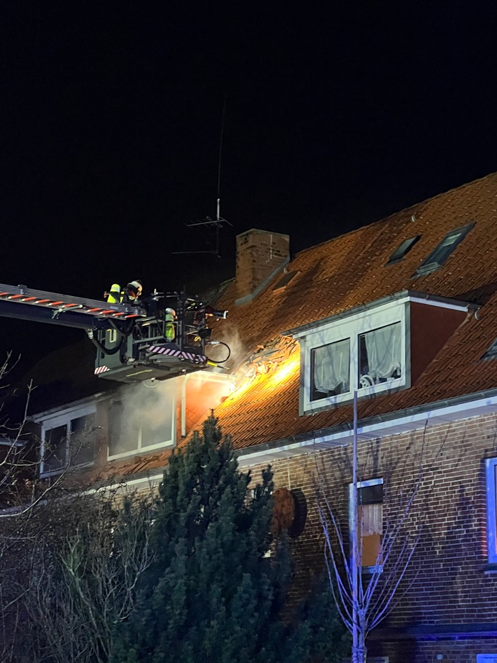 FW-PLÖ: Wohnungsbrand in Mönkeberg, personalintensive Brandbekämpfung im Dachbereich